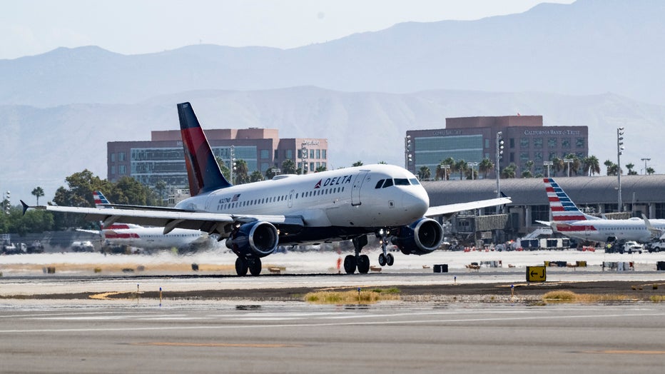 ff98046f-Planes at John Wayne Airport