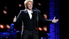 Legendary singer Barry Manilow awarding 5 NYC music teachers $15,000