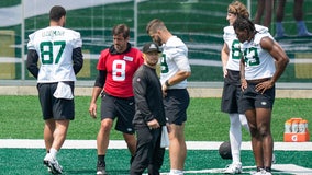 Aaron Rodgers strains calf during warmups, sits out first Jets practice open to media