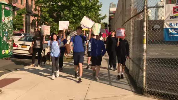 Williamsburg parents, students rally as NYC school gyms to house migrants