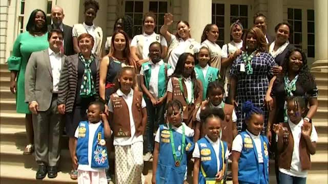Girl scouts of Greater New York-Troop 6000 welcomes migrant children