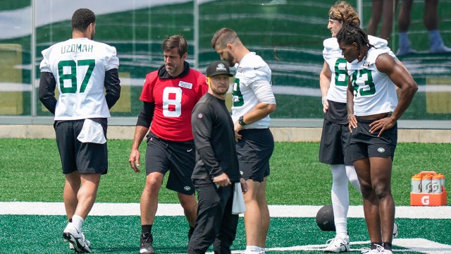 Aaron Rodgers strains calf during warmups, sits out first Jets practice open to media