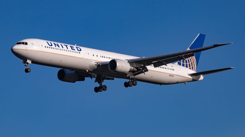 United flight strikes light pole while landing at Newark Airport