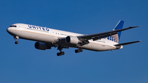 United flight strikes light pole and tractor-trailer landing at Newark Airport