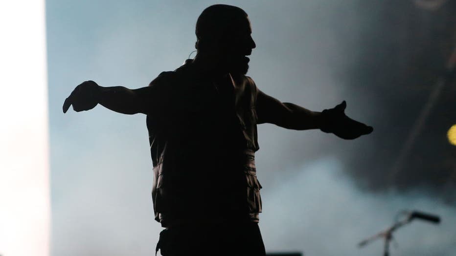 Drake kicked off his It's All A Blur tour in Chicago last night