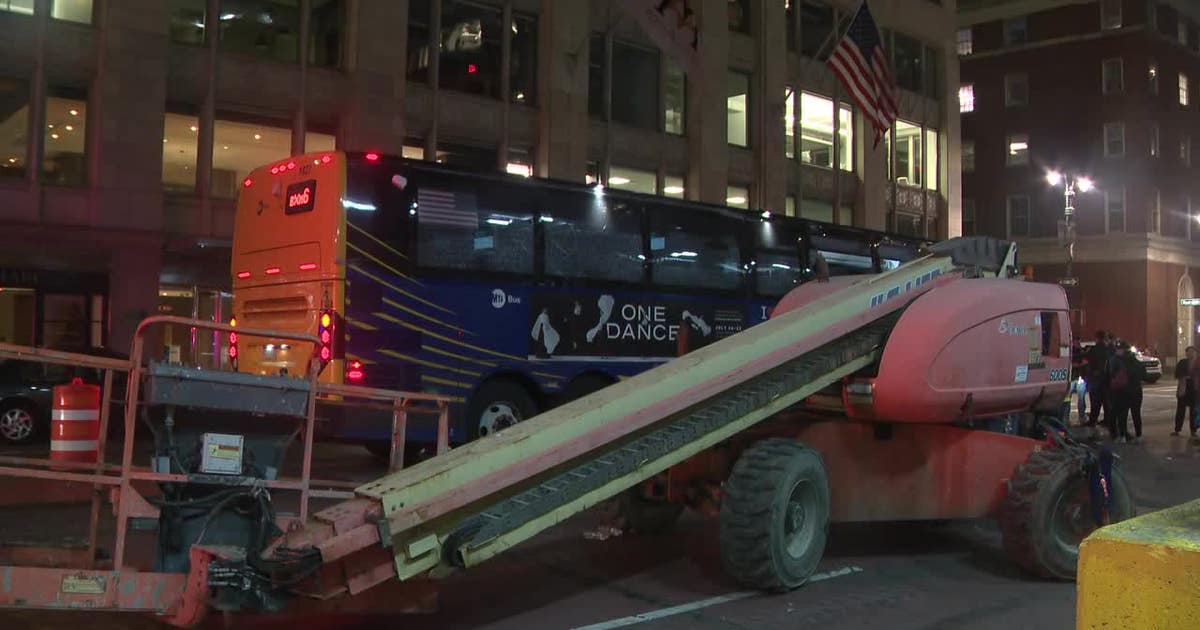 8 injured after construction lift, MTA bus collide in Midtown | FOX 5 ...