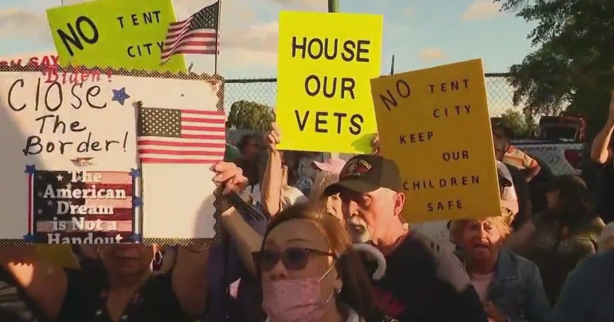 Thousands protest NYC plan to house migrants in tent city in Queens | FOX 5 New York