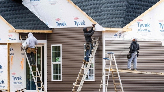 Homebuilder sentiment plummets as mortgage rates surge again