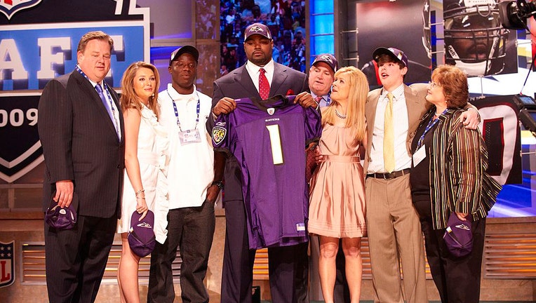 Michael-Oher-and-family.jpg