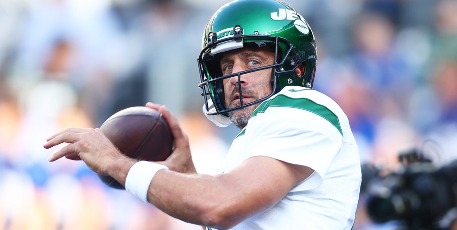 Aaron Rodgers throws a TD pass in his brief preseason debut as