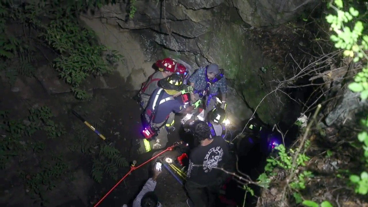 消防员爬进废弃的上州矿井，救出迷路的“探险者”
