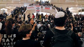 Peace activists in NYC rally at Grand Central station, demand cease-fire