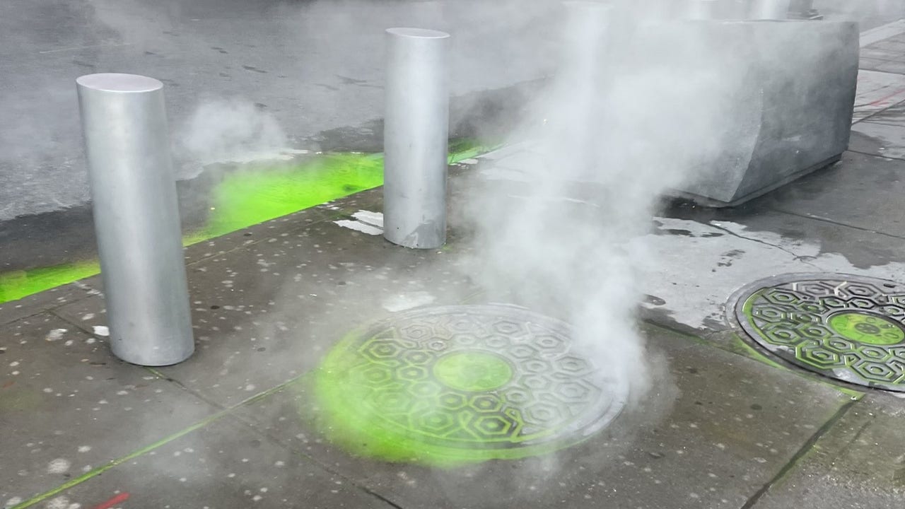 纽约市的绿色黏糊糊？纽约人困惑于城市街道上冒出的“泥浆”；可能来源已确认