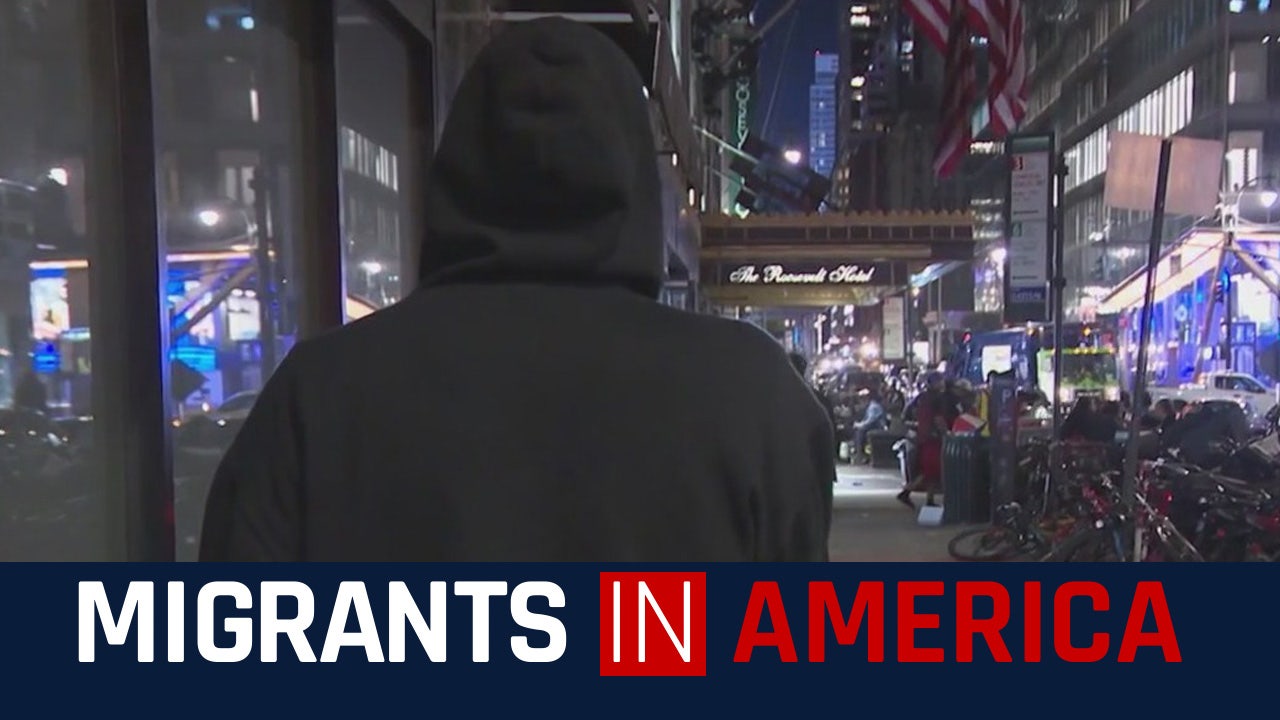 一名寻求庇护者打开心扉，讲述他来到纽约的旅程：美国的移民们
