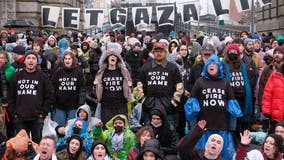 Demonstrators block Manhattan Bridge amid holiday travel, demanding Gaza ceasefire