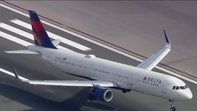 Plane landing at LaGuardia aborts landing 100 feet above ground in near miss incident