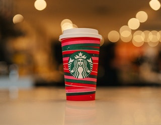 Starbucks's Red Holiday Cups Inspire Outcry Online - The New York