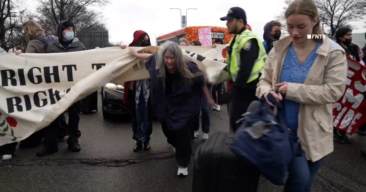 JFK Airport protest: Travelers push through demonstrators blocking Van Wyck; 26 arrested | FOX 5 New York