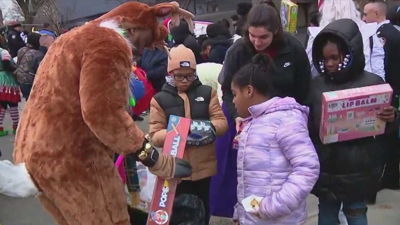 纽约市急救人员加入“玩具快递”，为孩子们带去节日欢乐