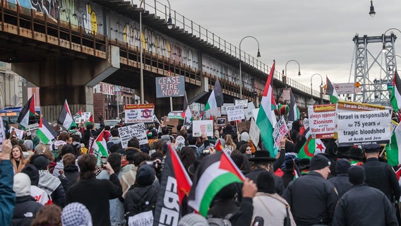 Pro-Palestinian protest floods Williamsburg Bridge