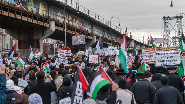 Pro-Palestinian protest floods Williamsburg Bridge