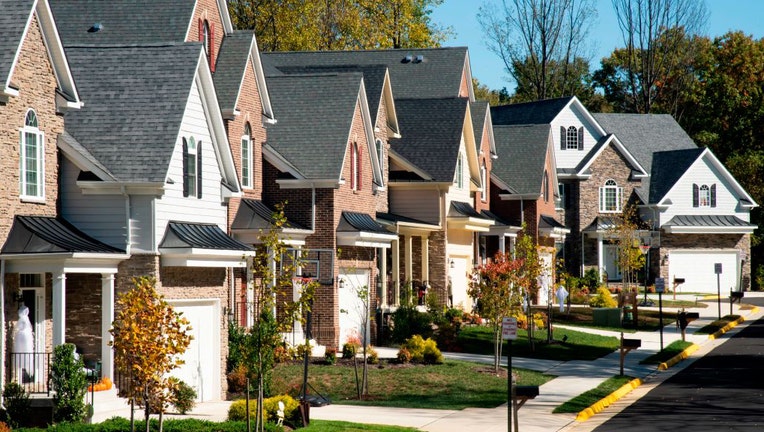 Suburban-neighborhood-in-US.jpg