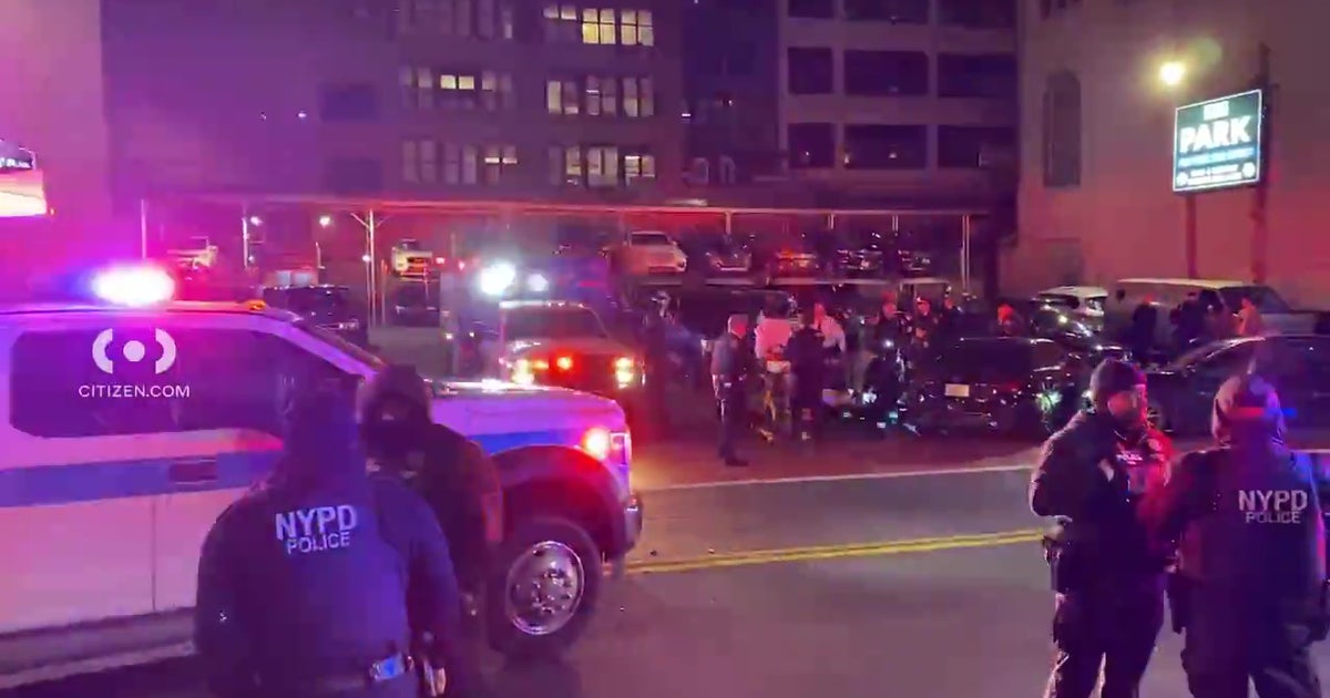 Midtown Manhattan police chase ends in crash, at least 8 injured | FOX ...