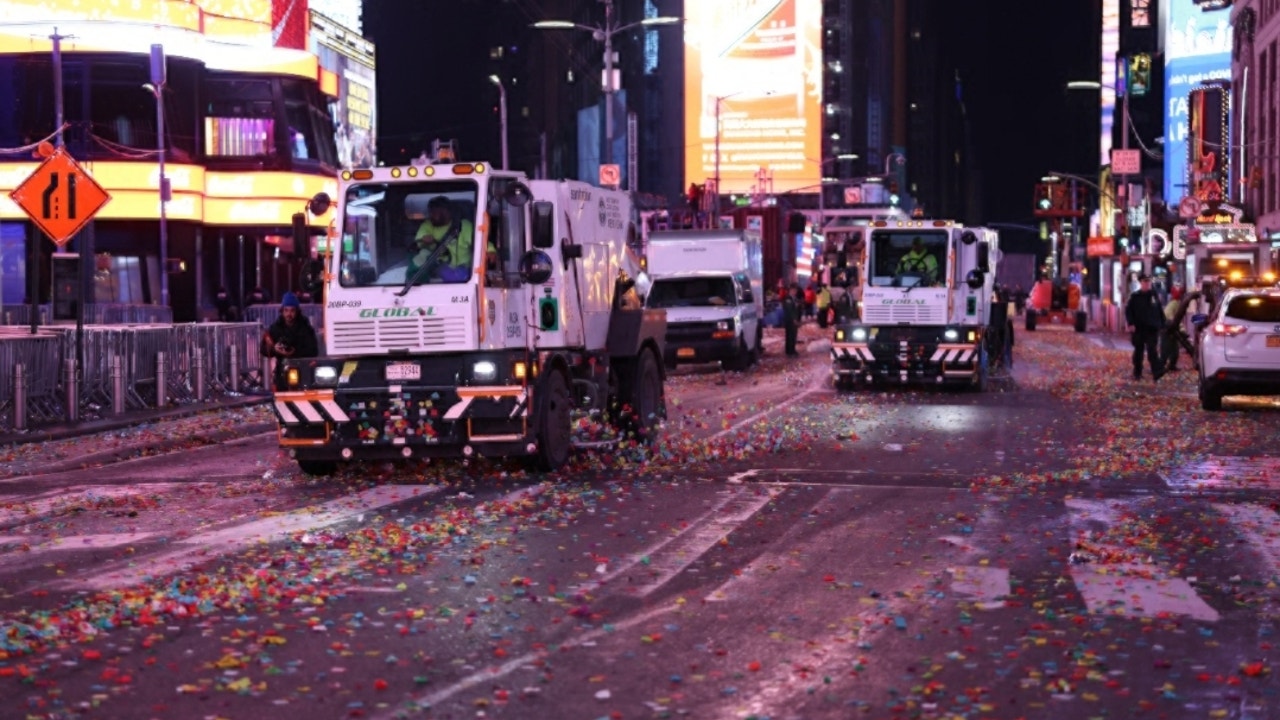 卫生部门清理了时代广场上的10万磅彩纸