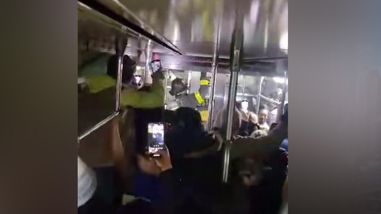 纽约警察局：96街附近地铁列车脱轨，造成8人受伤的实时更新