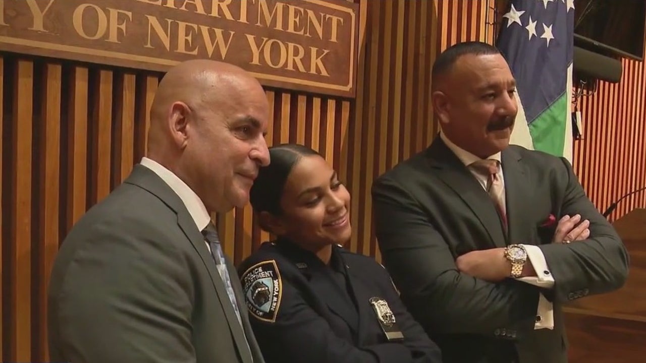 纽约警察局的警察与在近30年前救她脱离燃烧汽车的警官相见情景令人振奋