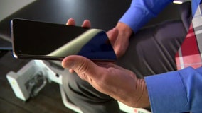 Is 'smartphone pinky' real? Doctors weigh in