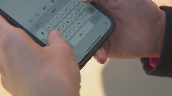 Smartphone pinky: Is it real, and how concerned should you be?