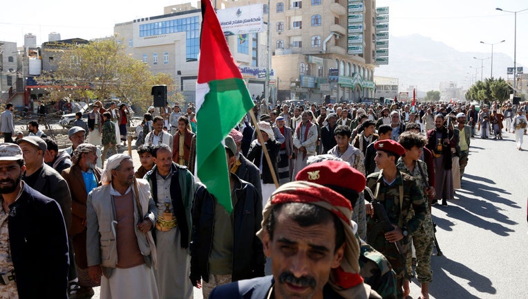 Yemeni-Houthi-supporters.jpg