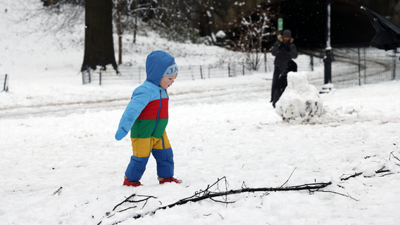 Snow blankets NYC, storm dumps several inches on parts of NJ, NY