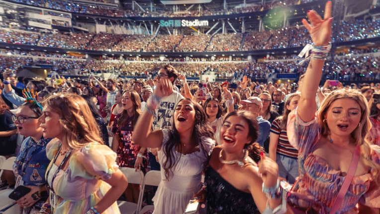 Fans-at-Taylor-Swift-concert.jpg