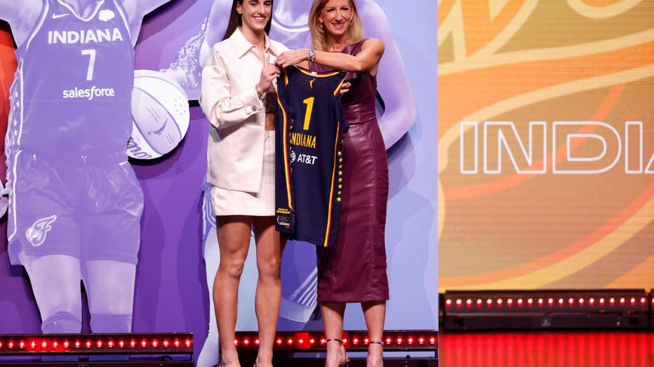 caitlyn clark holding jersey