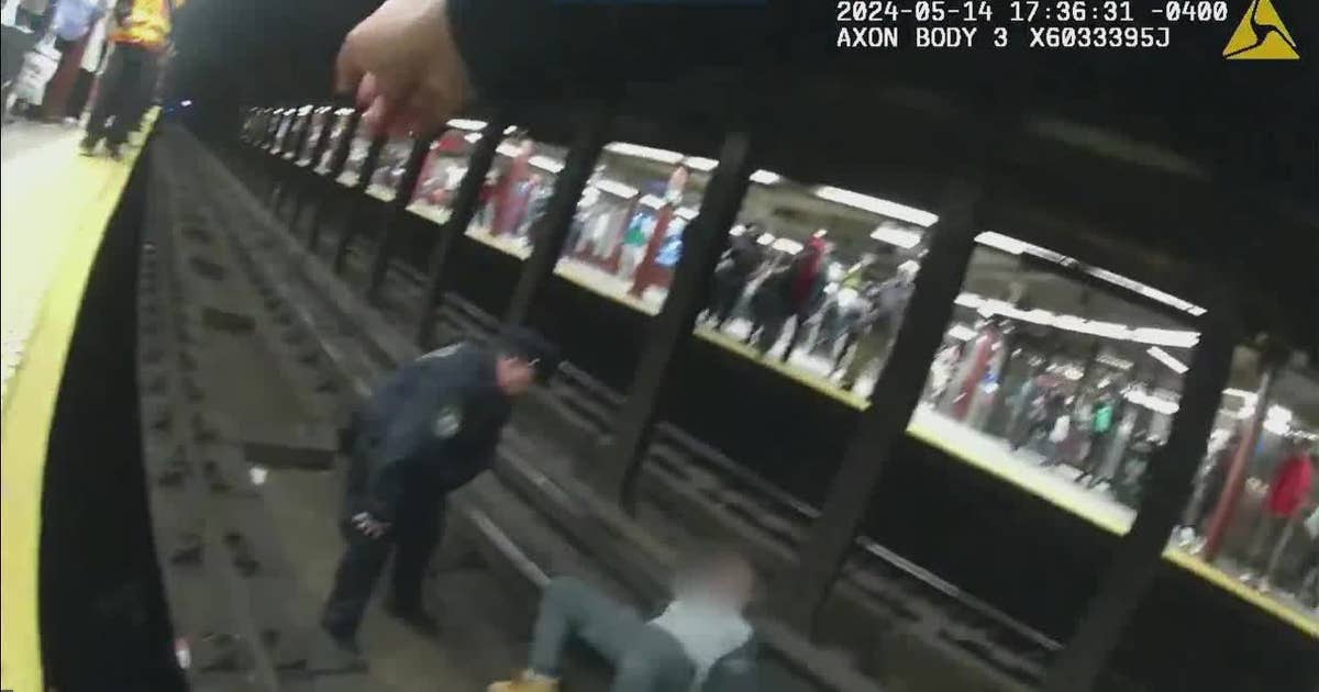 NYPD officers rescue man who fell onto NYC subway tracks: VIDEO | FOX 5 ...