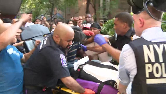 Angry mob attacks person of interest in NYC killing of woman found in sleeping bag: VIDEO