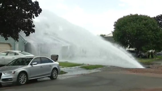 30-inch water main break in Edison, NJ displaces 2 residential units