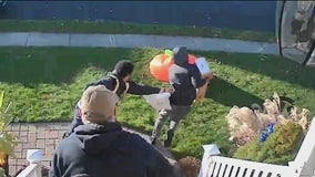 Thieves order items from NY homeowner's account, swipe packages from porch | VIDEO