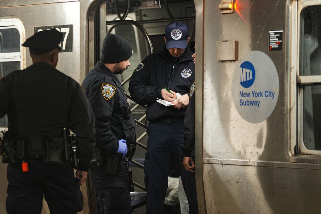 Man stabbed repeatedly on NYC subway train | FOX 5 New York