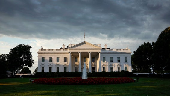 White House rescinds memo freezing federal grants