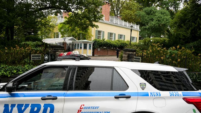 Man arrested after sneaking into Gracie Mansion to steal Christmas ornament on New Year's