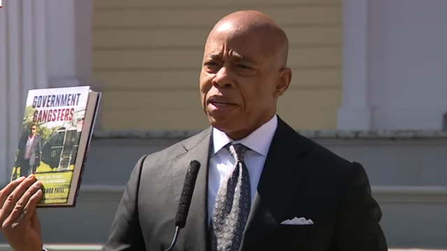 Judge dismisses corruption case against Mayor Eric Adams