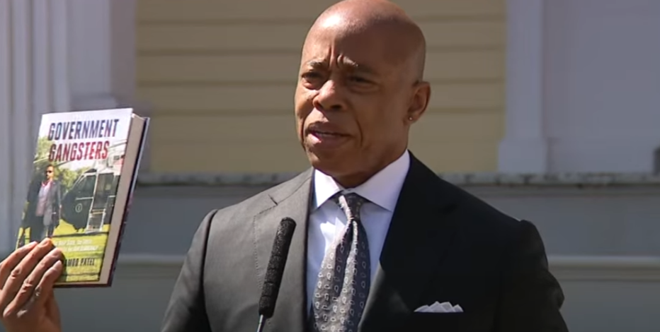Judge dismisses corruption case against Mayor Eric Adams