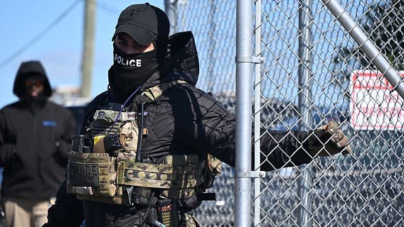 Dozens of clergy members protest outside Newark ICE facility