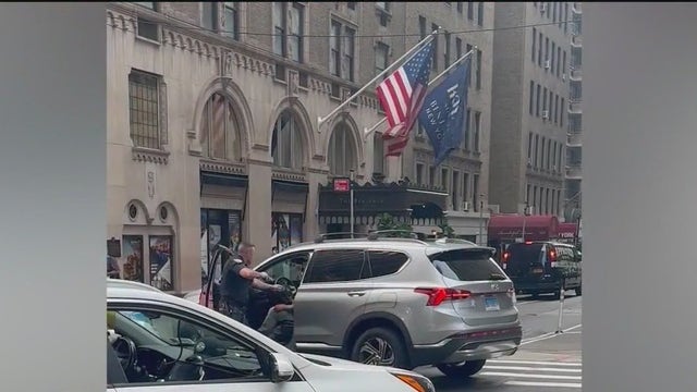Midtown Manhattan police chase ends with guns drawn at busy intersection: VIDEO