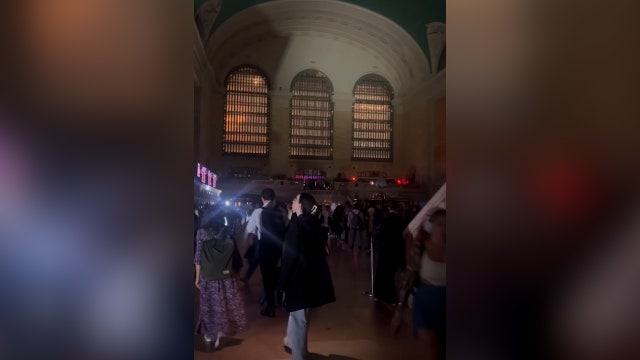 Grand Central power outage creates total blackout in terminal's main hall: Video