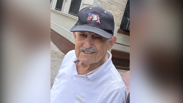 Masked gunman robs 99-year-old man of $20K in Manhattan