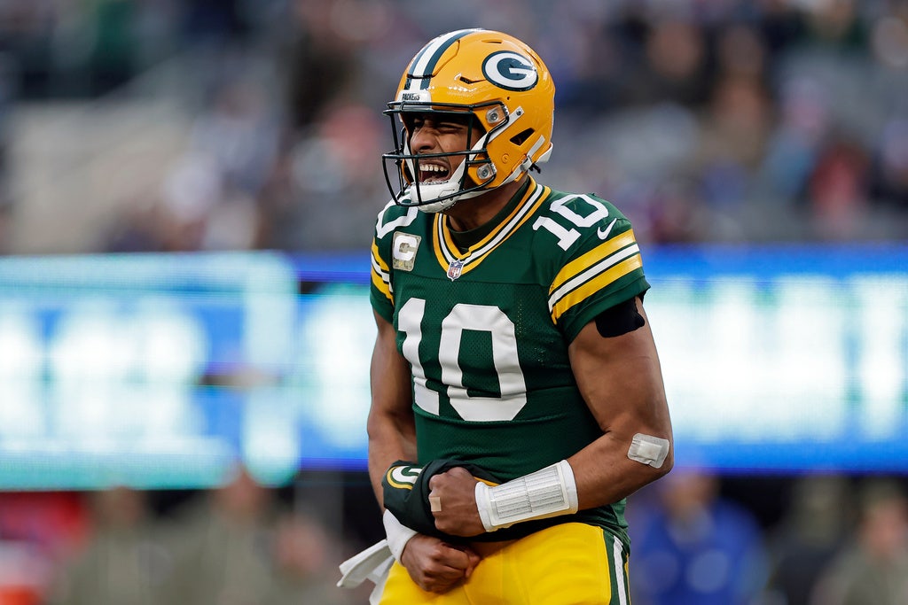 Jordan Love throws 2 TD passes as Packers beat Giants 27-20 to end their skid